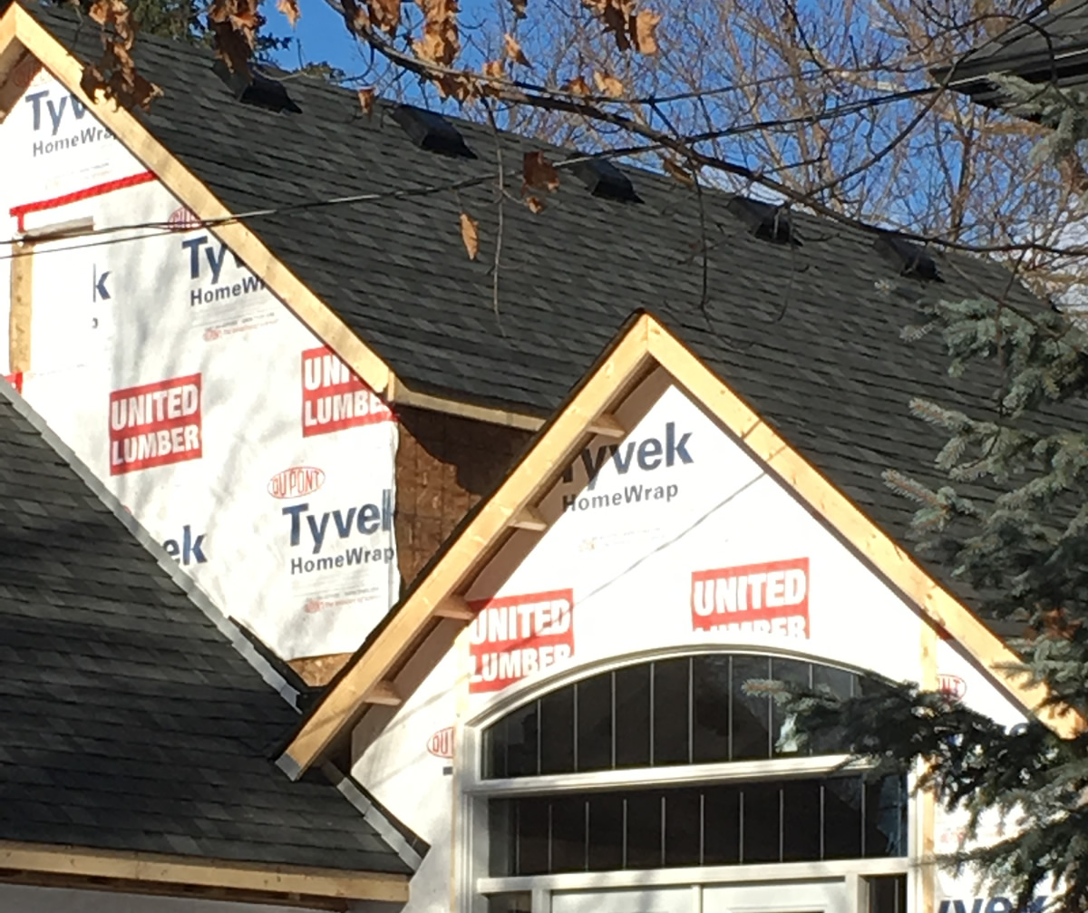 Findlay Roofing completing the roof on a new home construction